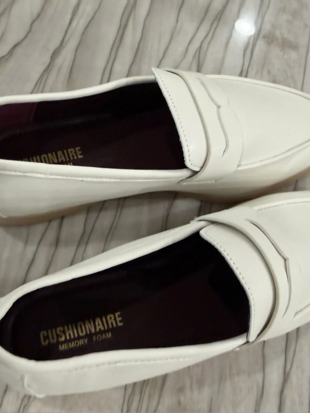 CUSHIONAIRE Jetset Off White Penny Loafers Memory Foam Women’s Size 8W